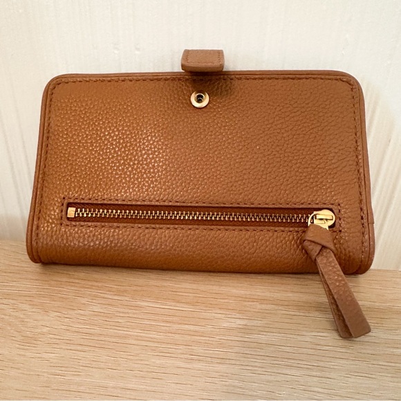 Tory Burch Britten Pebble Leather Smartphone Wristlet/ Wallet/ Bark/Tan - Picture 2 of 10